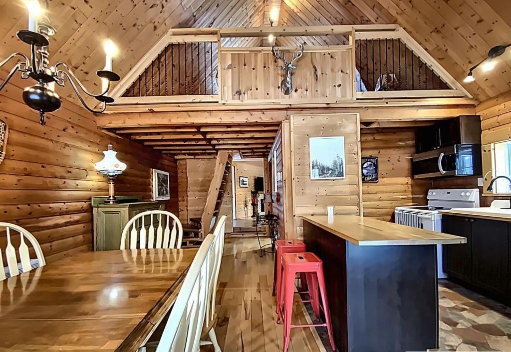 Le Refuge Au Mont Comi Chalet